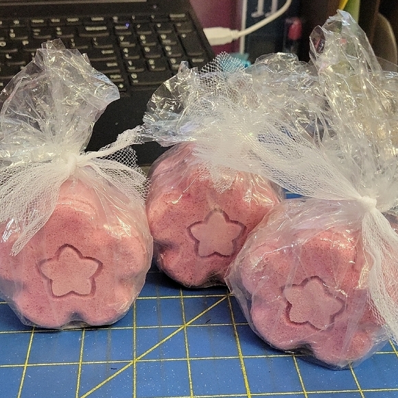 Cherry Blossom FlowerShaped Bath Bombs Set of 3 New - Picture 1 of 1
